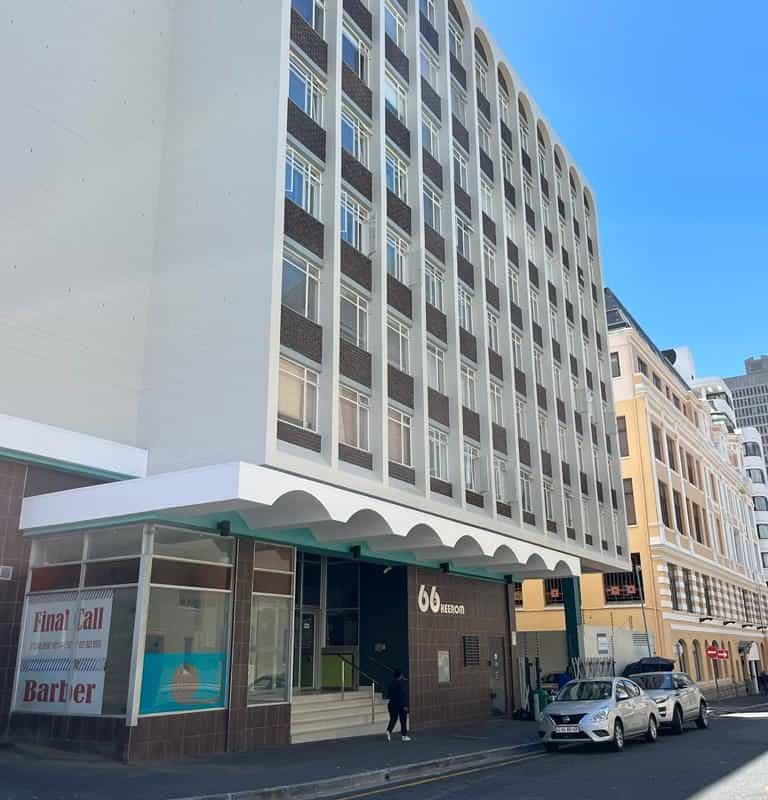 Unfurnished Bachelor Apartment in the Heart of Cape Town (no parking)