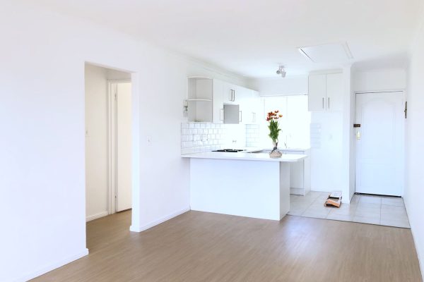 Stunning 2-Bedroom First Floor Apartment in Lakeside, Devon Court