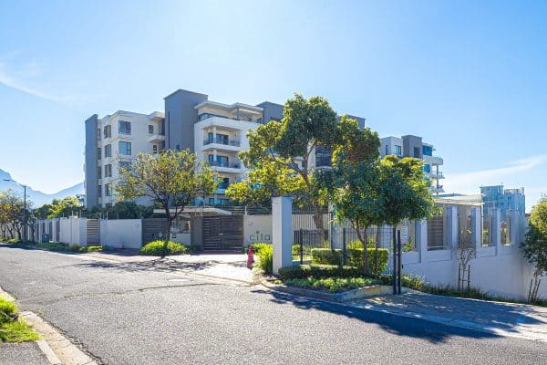 This stunning and contemporary 3 bed/2 bath north facing apartment is on the 4th floor of the upmarket and highly desirable Citadel complex.
